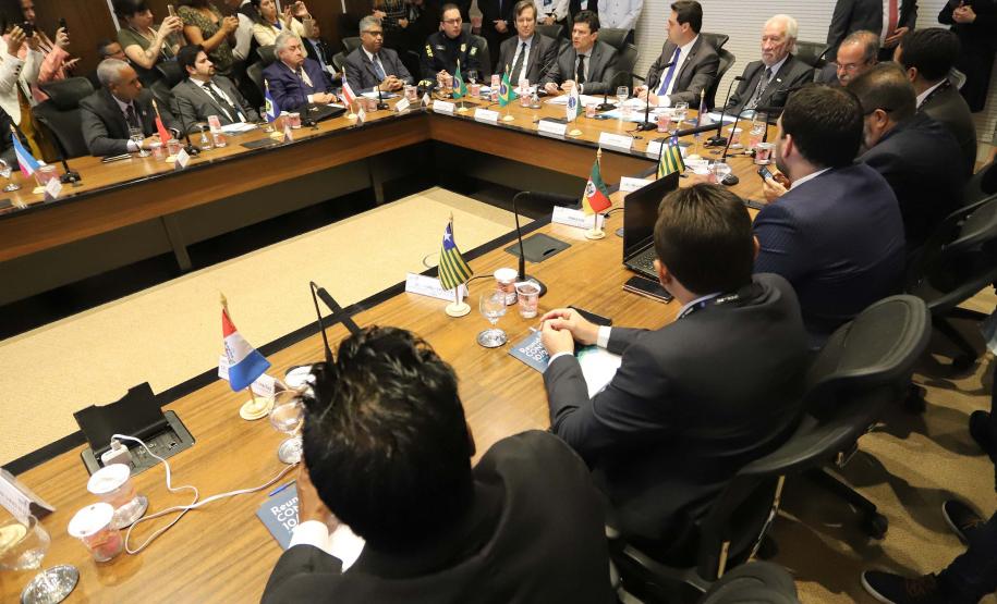 O governador Carlos Massa Ratinho Junior e o ministro da Justiça Sergio Moro, participaram da Encontro do Conselho Nacional de Secretários de Estado da Justiça, Cidadania, Direitos Humanos e Administração Penitenciária, que realiza-se no Palácio Iguaçu. Participaram: os secretários: de Segurança Pública, cel. Romulo Marinho Soares; entre outros.Curitiba, 04-10-19.Foto: Arnaldo Alves / AEN.