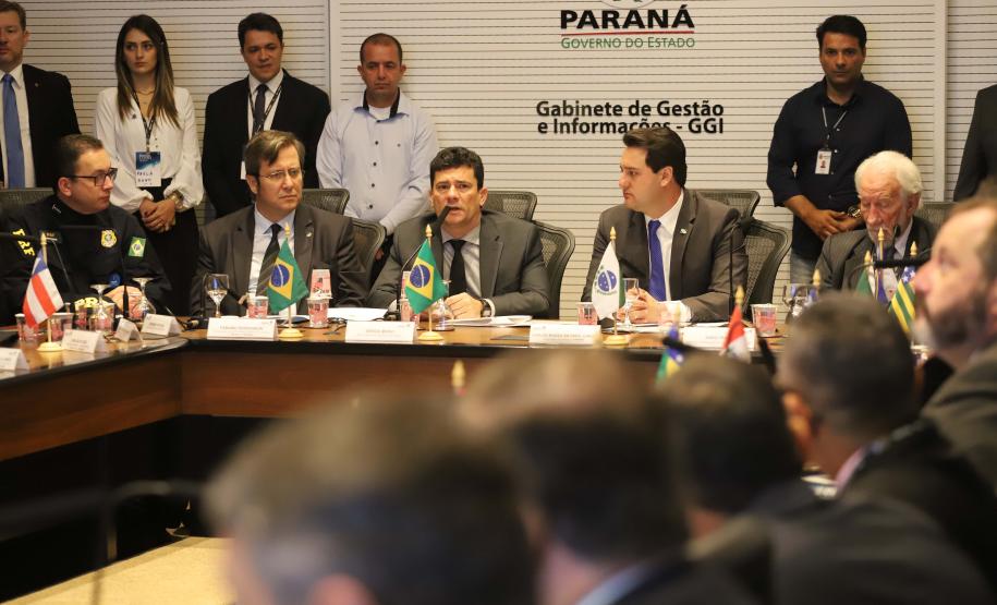 O governador Carlos Massa Ratinho Junior e o ministro da Justiça Sergio Moro, participaram da Encontro do Conselho Nacional de Secretários de Estado da Justiça, Cidadania, Direitos Humanos e Administração Penitenciária, que realiza-se no Palácio Iguaçu. Participaram: os secretários: de Segurança Pública, cel. Romulo Marinho Soares; entre outros.Curitiba, 04-10-19.Foto: Arnaldo Alves / AEN.