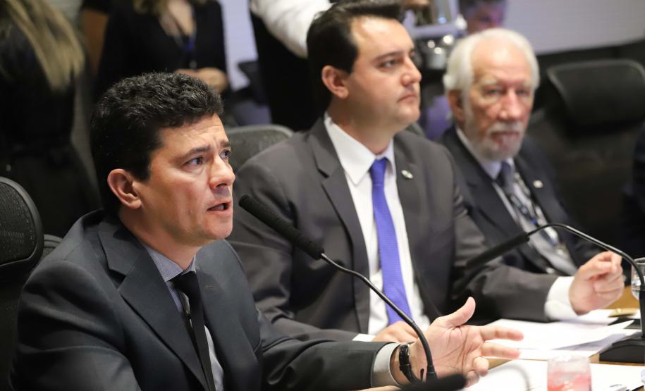 O governador Carlos Massa Ratinho Junior e o ministro da Justiça Sergio Moro, participaram da Encontro do Conselho Nacional de Secretários de Estado da Justiça, Cidadania, Direitos Humanos e Administração Penitenciária, que realiza-se no Palácio Iguaçu. Participaram: os secretários: de Segurança Pública, cel. Romulo Marinho Soares; entre outros.Curitiba, 04-10-19.Foto: Arnaldo Alves / AEN.