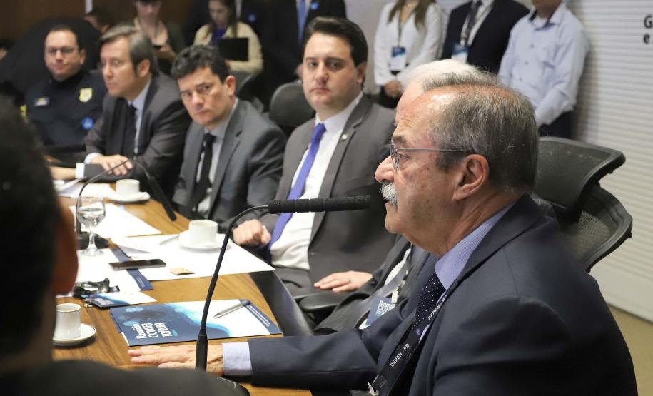 O governador Carlos Massa Ratinho Junior e o ministro da Justiça Sergio Moro, participaram da Encontro do Conselho Nacional de Secretários de Estado da Justiça, Cidadania, Direitos Humanos e Administração Penitenciária, que realiza-se no Palácio Iguaçu. Participaram: os secretários: de Segurança Pública, cel. Romulo Marinho Soares; entre outros. N/F: secretário da Justiça e Direitos Humanos de Pernambuco e presidente do CONSEJ, Pedro Eurico.Curitiba, 04-10-19.Foto: Arnaldo Alves / AEN.