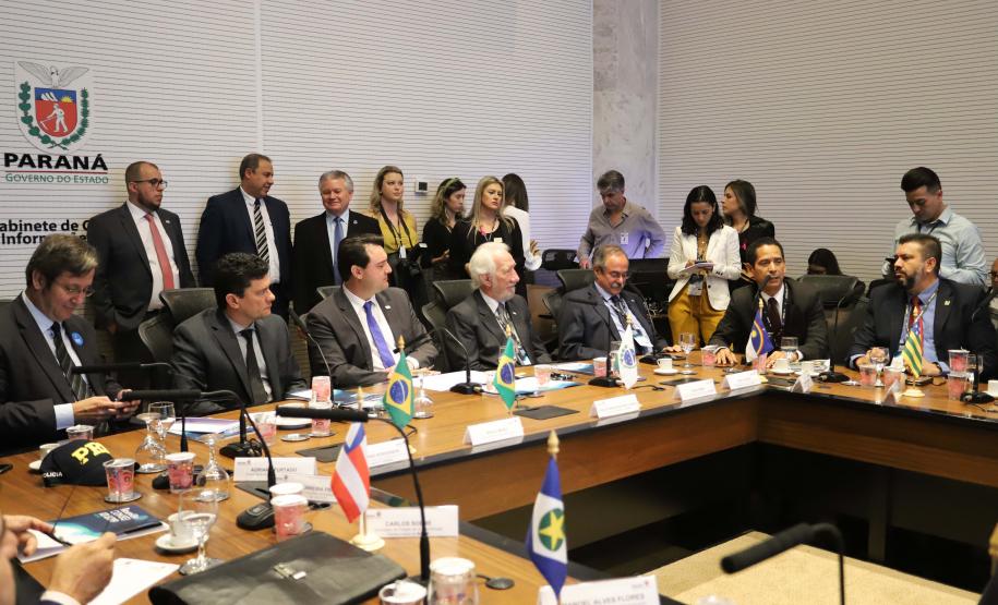 O governador Carlos Massa Ratinho Junior e o ministro da Justiça Sergio Moro, participaram da Encontro do Conselho Nacional de Secretários de Estado da Justiça, Cidadania, Direitos Humanos e Administração Penitenciária, que realiza-se no Palácio Iguaçu. Participaram: os secretários: de Segurança Pública, cel. Romulo Marinho Soares; entre outros.Curitiba, 04-10-19.Foto: Arnaldo Alves / AEN.