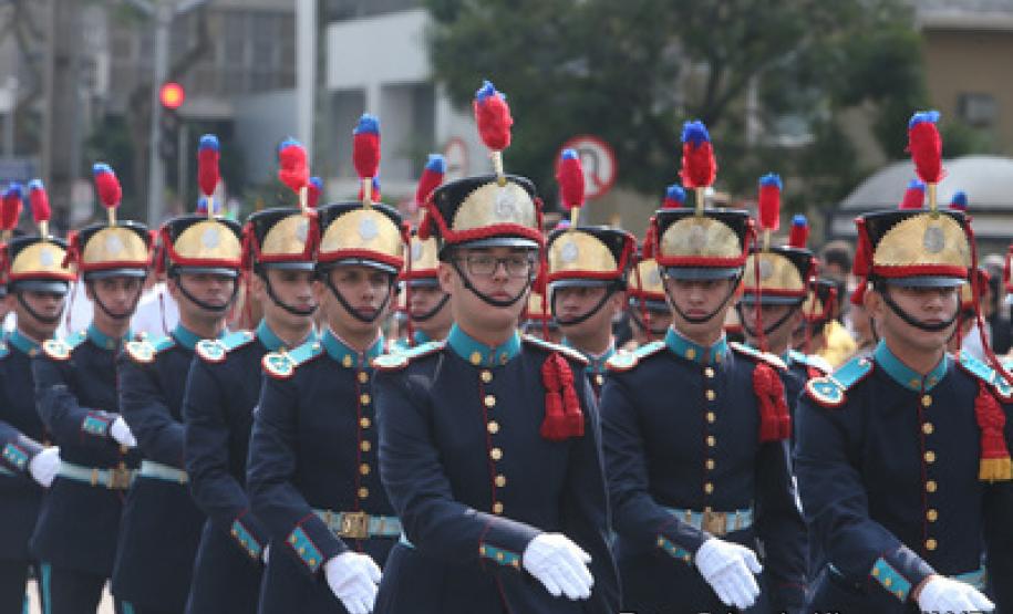 Governador Beto Richa, junto com a secretária do Trabalho e Desenvolvimento Social, Fernanda Richa; o comandante da 5ª Divisão de Exército, general-de-brigada Luiz Felipe Kraemer Carbonell; do comandante-geral da Polícia Militar do Paraná, coronel Maurício Tortato; do prefeito de Curitiba, Gustavo Fruet, e demais autoridades civis e militares, participa das comemorações pelo Dia da Independência do Brasil.Curitiba, 07/09/2015.Foto: Orlando Kissner/ANPr