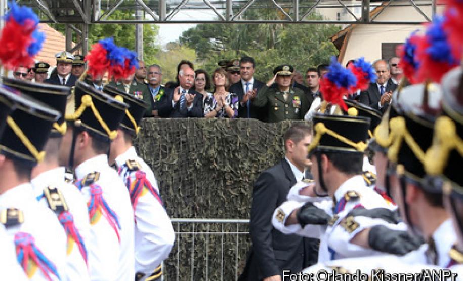 Governador Beto Richa, junto com a secretária do Trabalho e Desenvolvimento Social, Fernanda Richa; o comandante da 5ª Divisão de Exército, general-de-brigada Luiz Felipe Kraemer Carbonell; do comandante-geral da Polícia Militar do Paraná, coronel Maurício Tortato; do prefeito de Curitiba, Gustavo Fruet, e demais autoridades civis e militares, participa das comemorações pelo Dia da Independência do Brasil.Curitiba, 07/09/2015.Foto: Orlando Kissner/ANPr