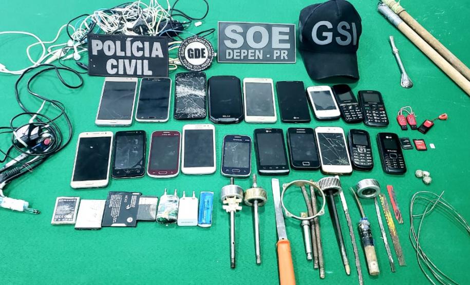 Operação de investigação apreende 19 celulares, arma e drogas