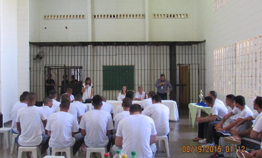 Presos da PECO recebem medalhas por campeonato de futsal