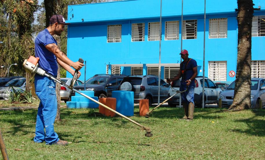 O Colégio Estadual Paulo Leminski, em Curitiba, está passando por obras de reparo, incluindo pintura e jardinagem. O trabalho é feito por detentos que participam do projeto Mãos Amigas, uma parceria entre as secretaria estaduais da Educação e da Justiça, Cidadania e Direitos Humanos.