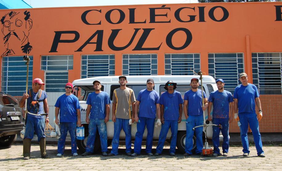 O Colégio Estadual Paulo Leminski, em Curitiba, está passando por obras de reparo, incluindo pintura e jardinagem. O trabalho é feito por detentos que participam do projeto Mãos Amigas, uma parceria entre as secretaria estaduais da Educação e da Justiça, Cidadania e Direitos Humanos.