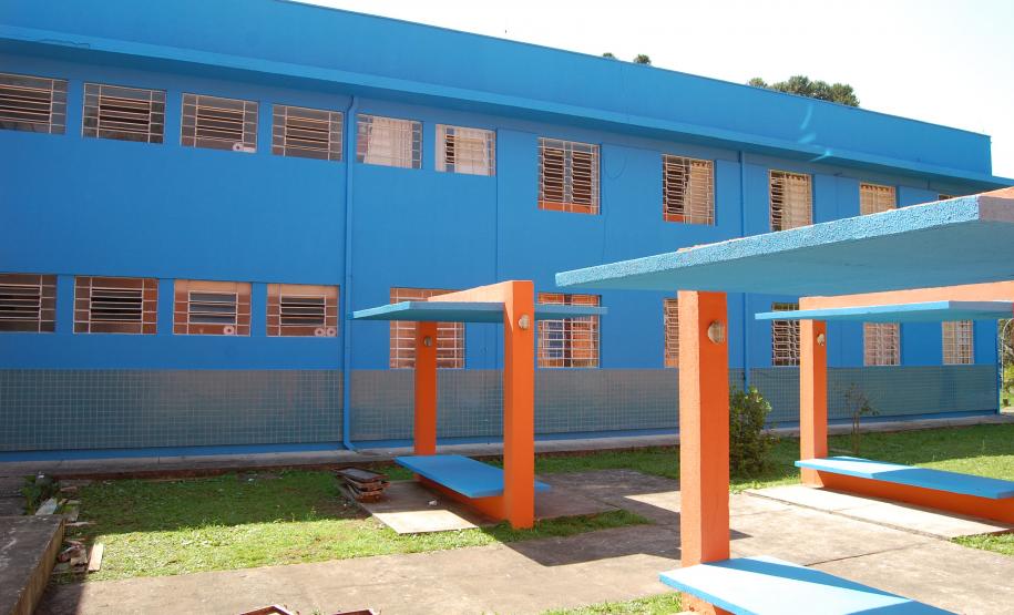 O Colégio Estadual Paulo Leminski, em Curitiba, está passando por obras de reparo, incluindo pintura e jardinagem. O trabalho é feito por detentos que participam do projeto Mãos Amigas, uma parceria entre as secretaria estaduais da Educação e da Justiça, Cidadania e Direitos Humanos.