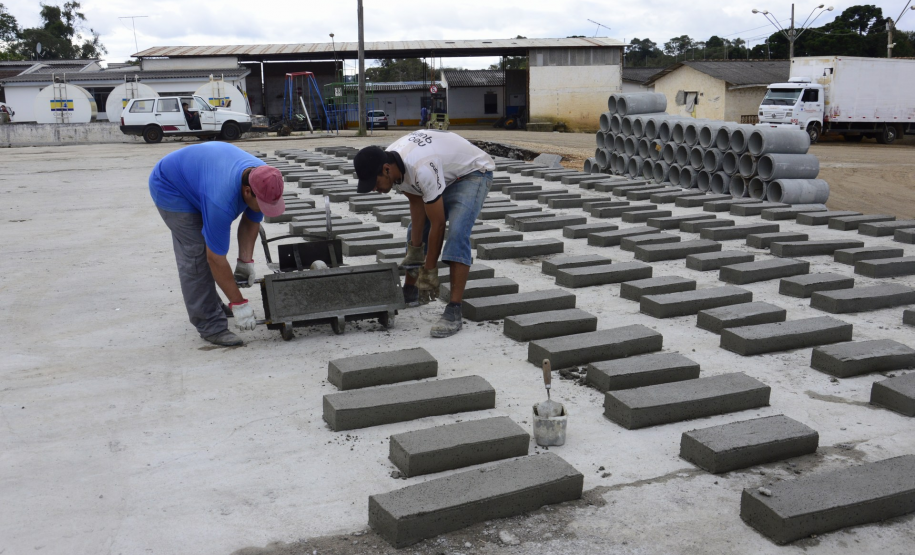 Presos do regime semiaberto em Piraquara trabalham para melhorar a cidade