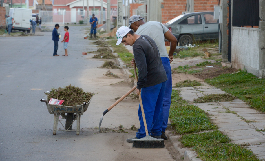 Presos do regime semiaberto em Piraquara trabalham para melhorar a cidade