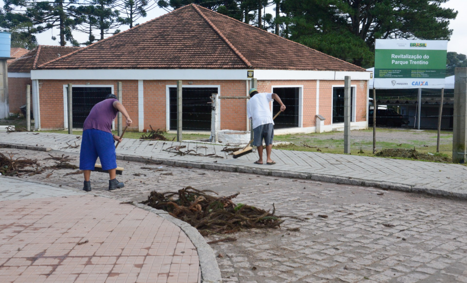 Presos do regime semiaberto em Piraquara trabalham para melhorar a cidade