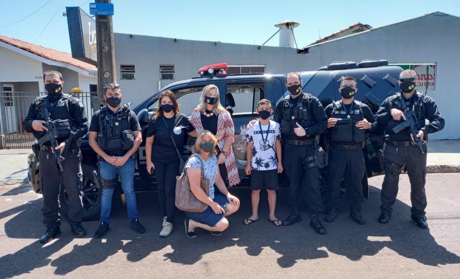 Em Cascavel, agentes do SOE homenageiam criança protetora dos animais e são homenageados pelo garoto