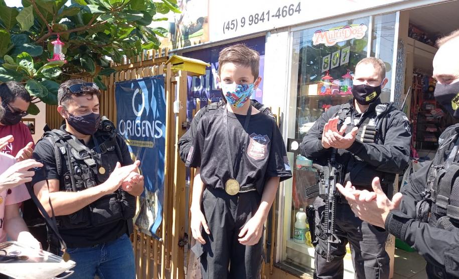Em Cascavel, agentes do SOE homenageiam criança protetora dos animais e são homenageados pelo garoto