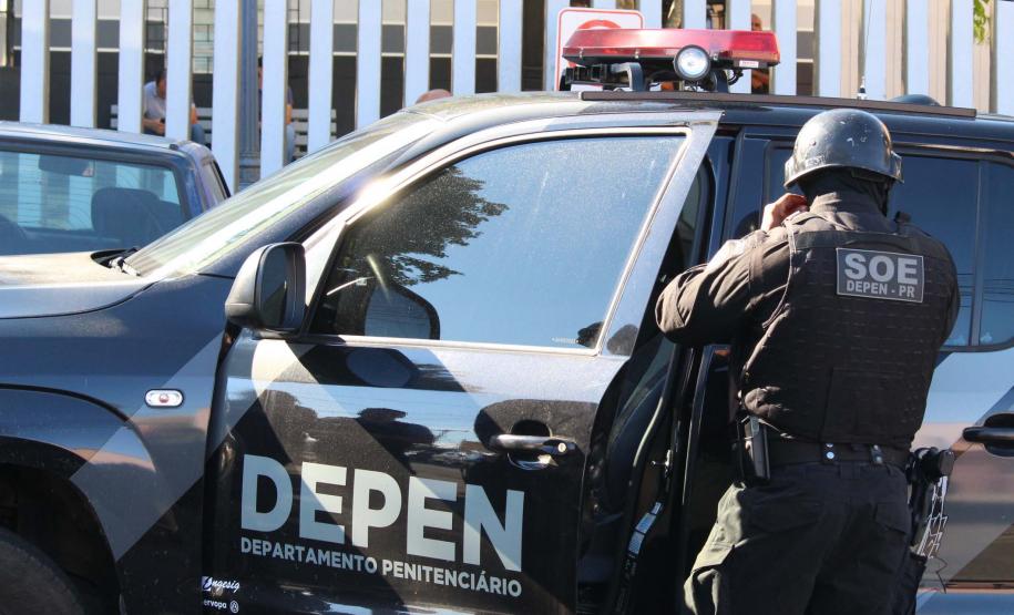 Transferência de 213 detentos alivia ocupação de carceragens no Litoral