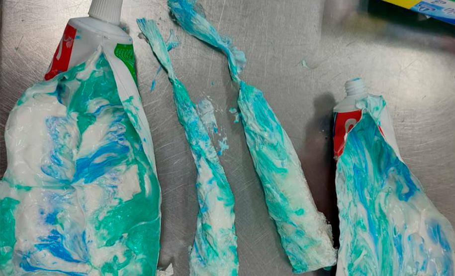 Agentes da PECO impedem entrada de drogas aos presos em tubos de creme dental