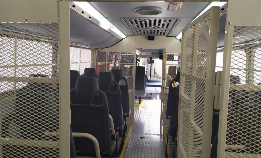 Paraná recebe do governo federal mais dois ônibus adaptados para transporte de presos