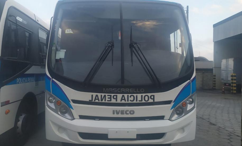Paraná recebe do governo federal mais dois ônibus adaptados para transporte de presos