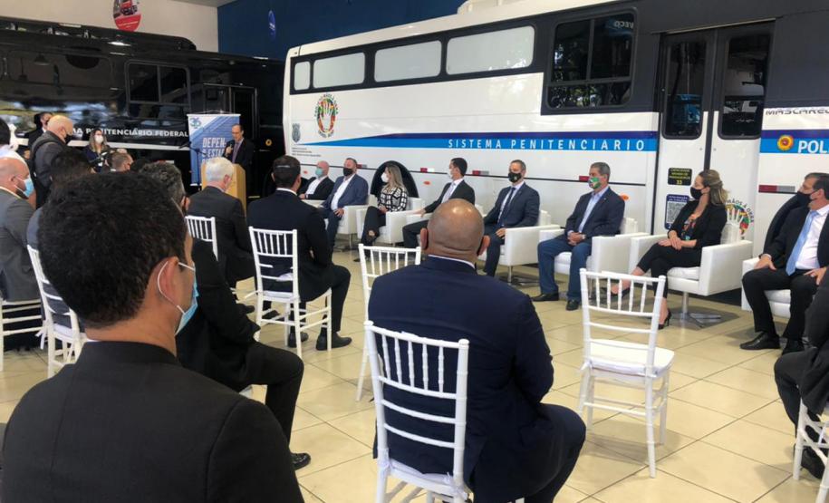 Paraná recebe do governo federal mais dois ônibus adaptados para transporte de presos