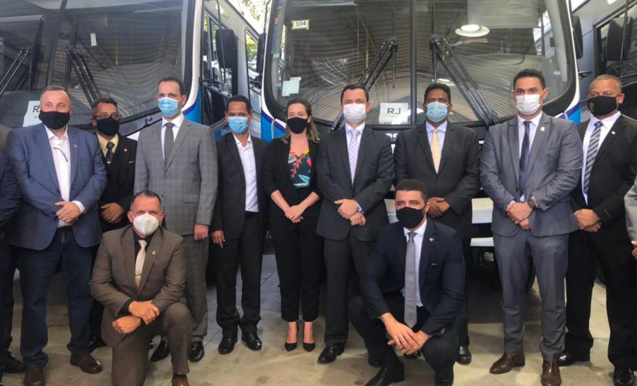 Paraná recebe do governo federal mais dois ônibus adaptados para transporte de presos