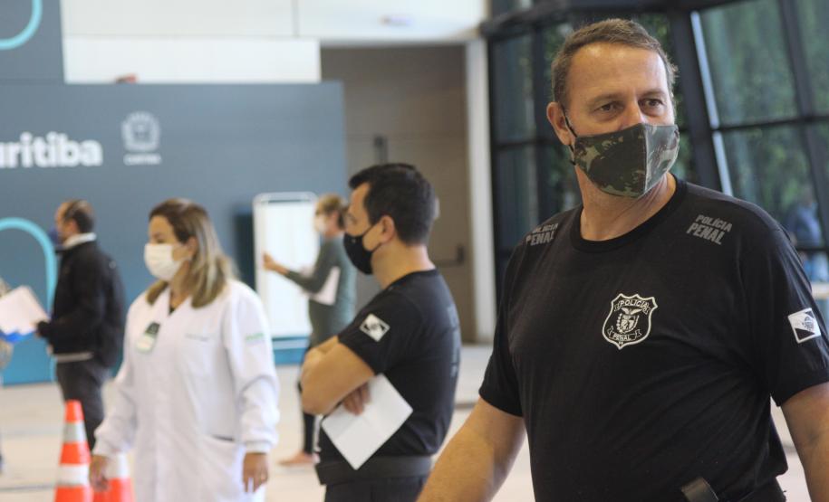 Mais de 23 mil doses da vacina contra a COVID-19 são aplicadas nas forças de segurança do Paraná