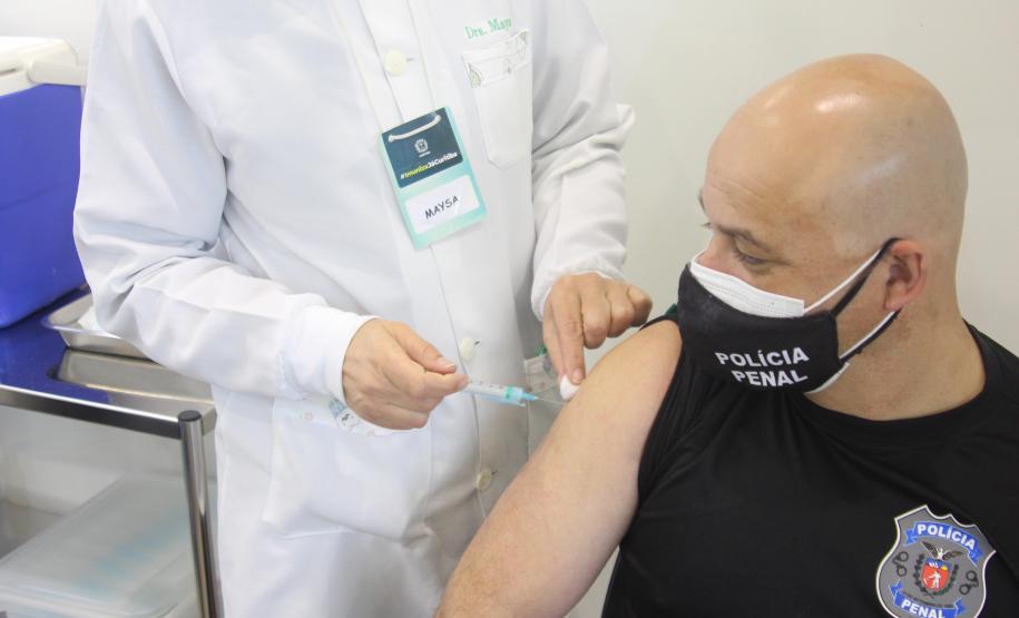 Mais de 23 mil doses da vacina contra a COVID-19 são aplicadas nas forças de segurança do Paraná