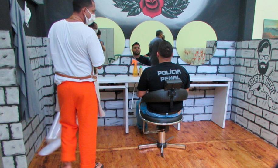 Presos da penitenciária de Cascavel participam de minicurso com barbeiro profissional