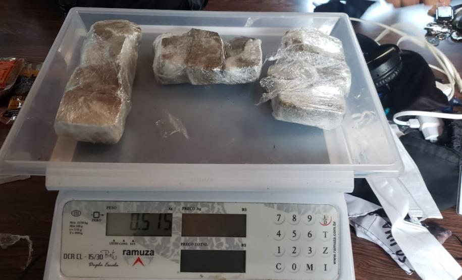 Em posse do servidor foram encontrados 515 gramas de substância análoga a maconha, um aparelho celular e um carregador e seis pacotes de fumo caiçara.