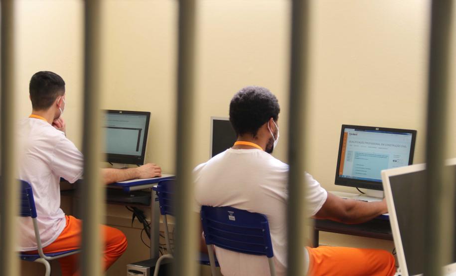 Convênios do Departamento Penitenciário com outras instituições proporcionam os cursos de qualificação profissional aos presos, que serão ampliados neste semestre. As novas penitenciárias já virão com a estrutura montada para oferecer a capacitação.