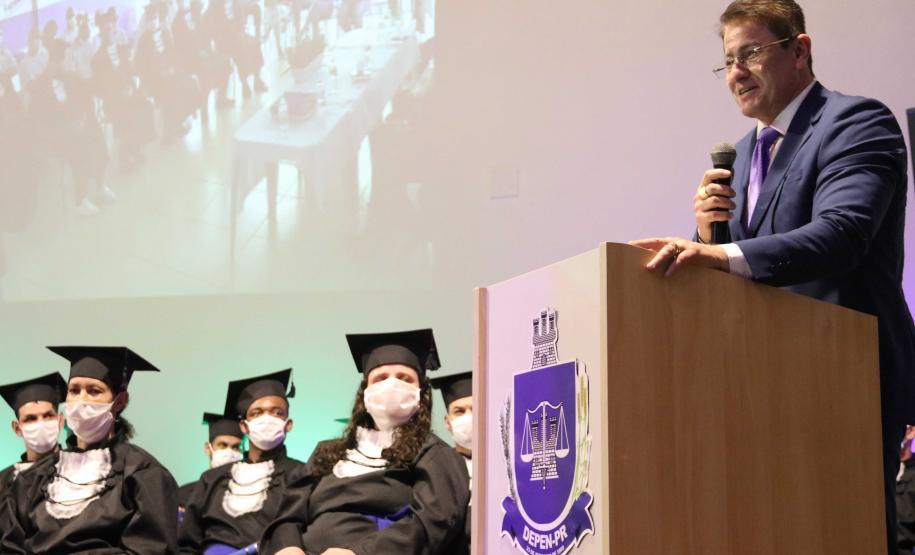 Convênios do Departamento Penitenciário com outras instituições proporcionam os cursos de qualificação profissional aos presos, que serão ampliados neste semestre. As novas penitenciárias já virão com a estrutura montada para oferecer a capacitação.