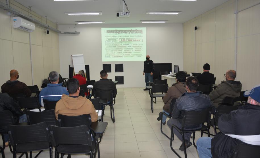 Agentes penitenciários do Departamento Penitenciário do Paraná participaram do curso Noções de Inteligência Penitenciária, promovida pela Escola de Formação e Aperfeiçoamento Penitenciário (Espen). Dividido em etapas, o curso teve término na última semana, em Curitiba.  -  Curitiba, 19/08/2021  -  Foto: Depen-Paraná
