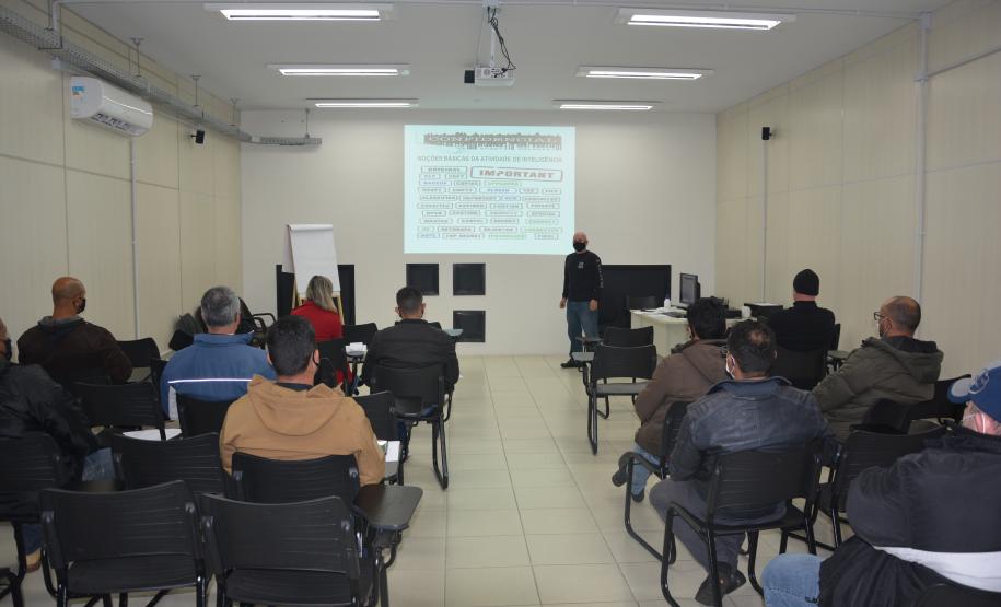 Agentes penitenciários do Departamento Penitenciário do Paraná participaram do curso Noções de Inteligência Penitenciária, promovida pela Escola de Formação e Aperfeiçoamento Penitenciário (Espen). Dividido em etapas, o curso teve término na última semana, em Curitiba.  -  Curitiba, 19/08/2021  -  Foto: Depen-Paraná