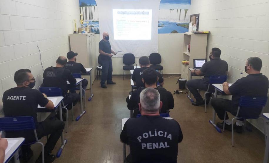 Agentes penitenciários do Departamento Penitenciário do Paraná participaram do curso Noções de Inteligência Penitenciária, promovida pela Escola de Formação e Aperfeiçoamento Penitenciário (Espen). Dividido em etapas, o curso teve término na última semana, em Curitiba.  -  Curitiba, 19/08/2021  -  Foto: Depen-Paraná
