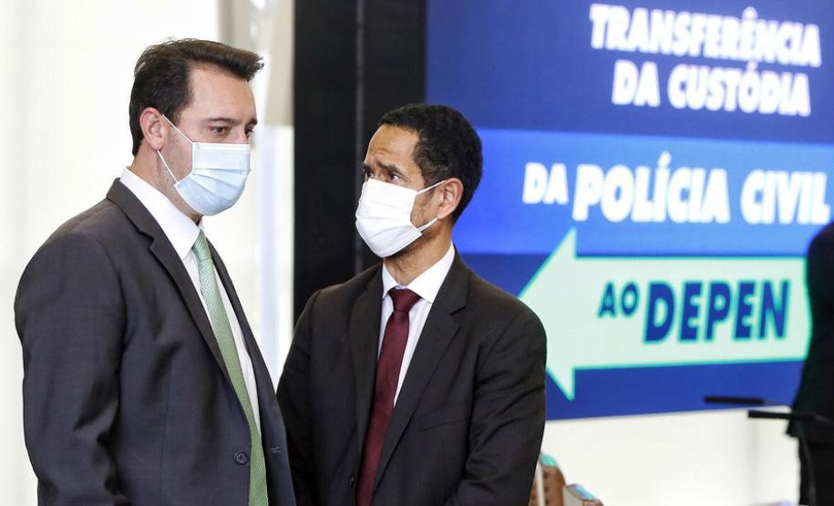 O governador Carlos Massa Ratinho Junior assina nesta quarta-feira (15), o decreto da última etapa de transferência de custódia dos presos das carceragens da Polícia Civil para a gestão plena do Departamento Penitenciário do Paraná (DEPEN). 15/09/2021 - Foto: Gilson Abreu/AEN