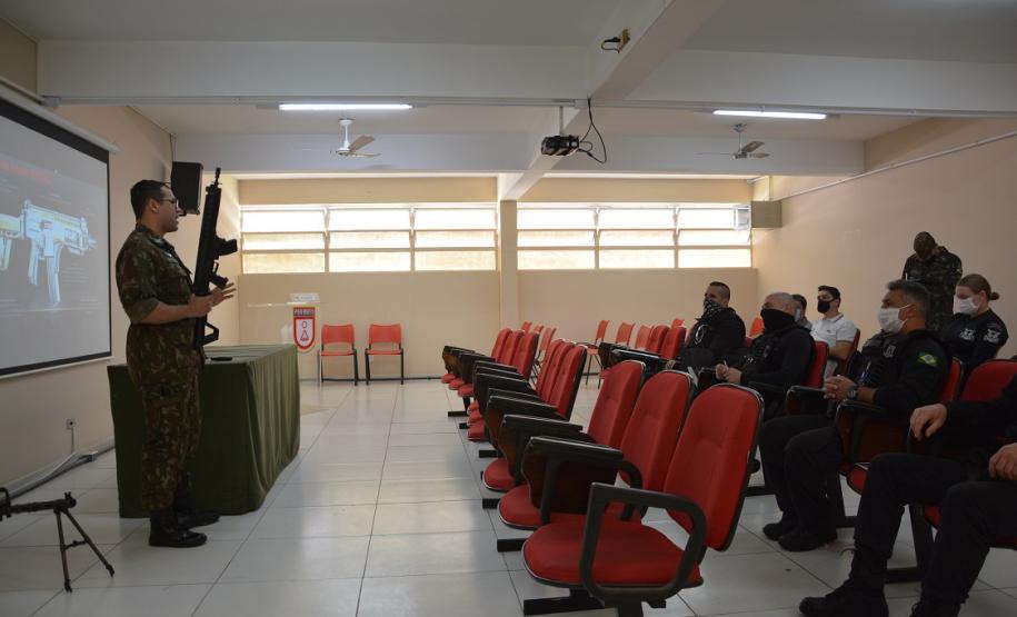 Agentes penitenciários participam de curso de habilitação em fuzil e armeiro no Exército Brasileiro - Curitiba, 20/09/2021
