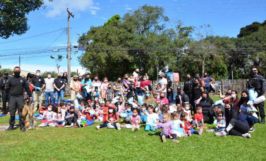 Depen-PR organiza campanha e entrega brinquedos para crianças em Piraquara